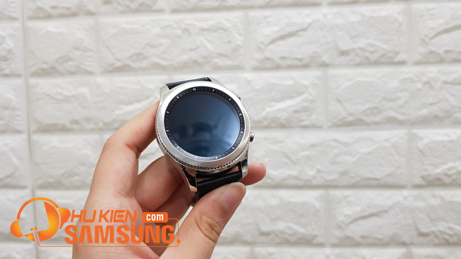 Người dùng tương tác với viền xoay thông minh của đồng hồ Samsung Gear S3 Classic