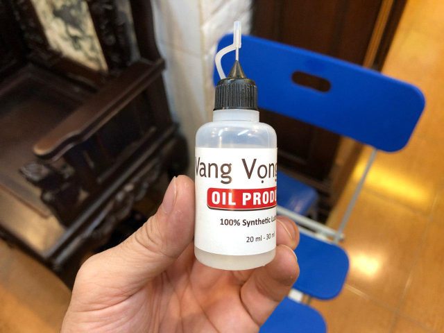 Tầm Quan Trọng Của Việc Dầu Tra Đồng Hồ Quả Lắc Chuyên Dụng và Quy Trình Bảo Dưỡng Chuẩn Kỹ Thuật