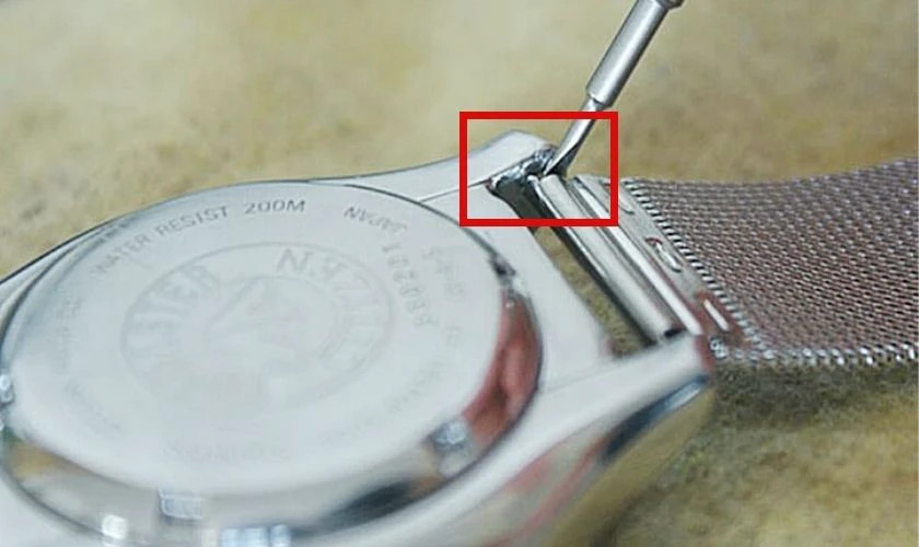 Kỹ thuật tháo dây đeo cũ khỏi đồng hồ thông minh