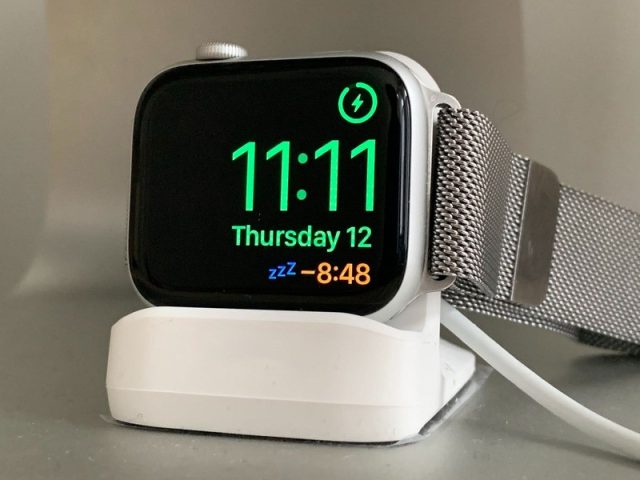Biểu tượng sạc pin đồng hồ Apple Watch trên màn hình khi đang kết nối nguồn