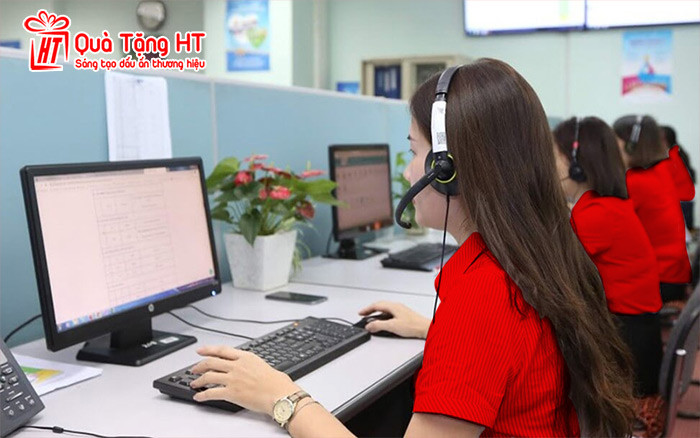Nhân viên tư vấn hỗ trợ khách hàng liên hệ đặt in logo đồng hồ treo tường