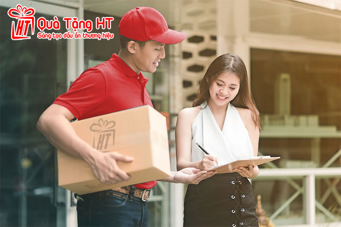 Hình ảnh giao hàng đồng hồ treo tường in logo cho khách hàng