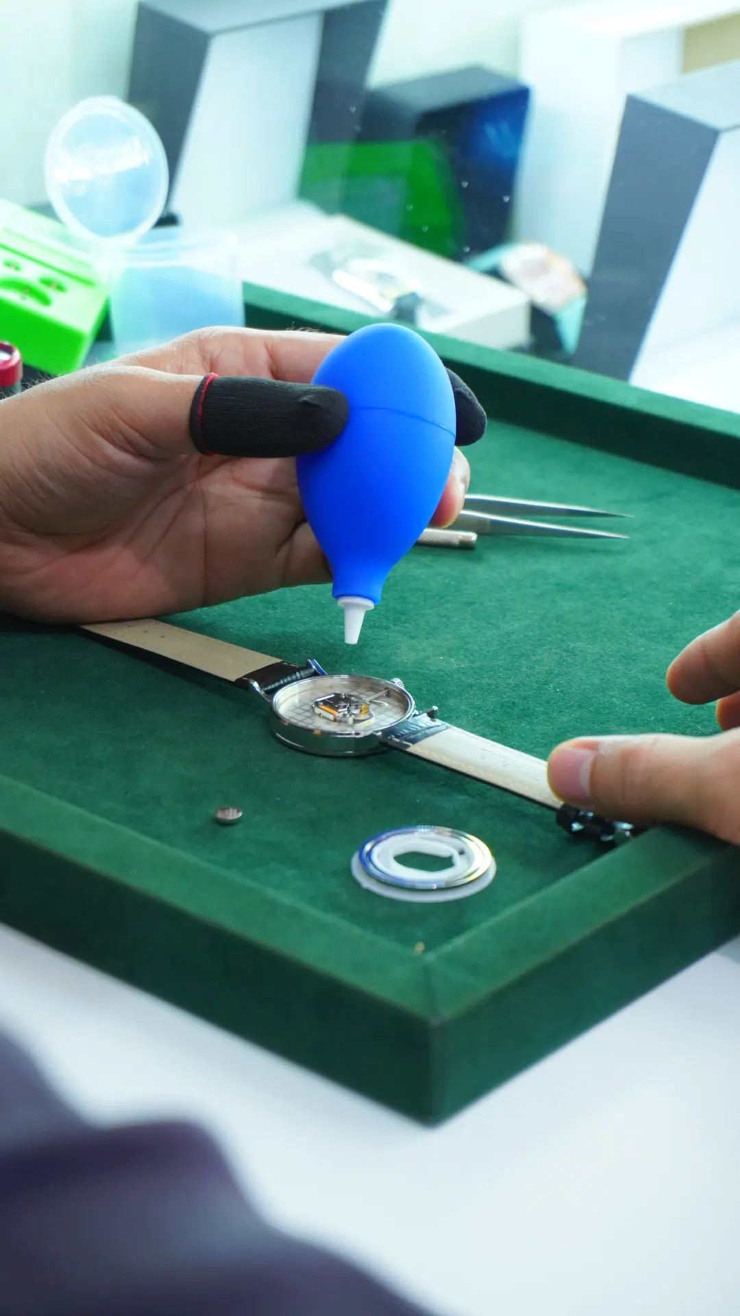 Kỹ thuật viên chuyên nghiệp thực hiện quy trình thay pin đồng hồ tại Quận 7