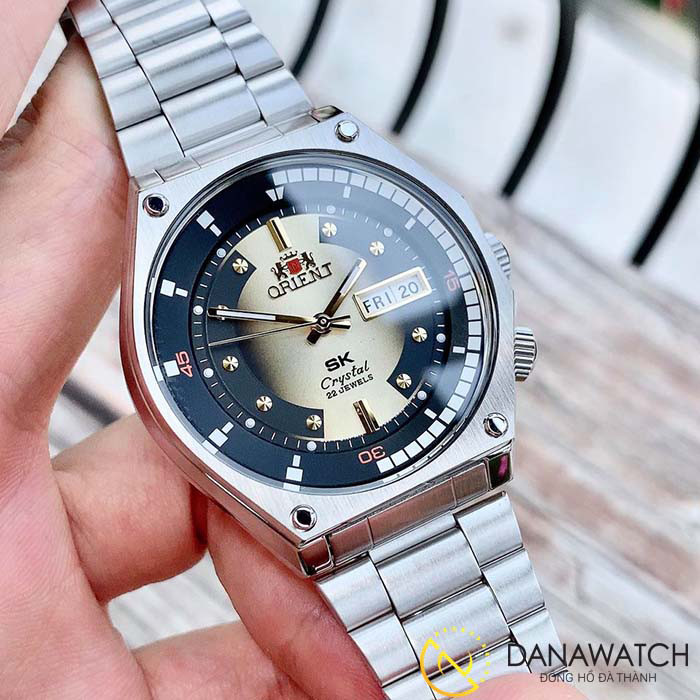 Tổng thể thiết kế nam tính của đồng hồ SK nam chính hãng Orient