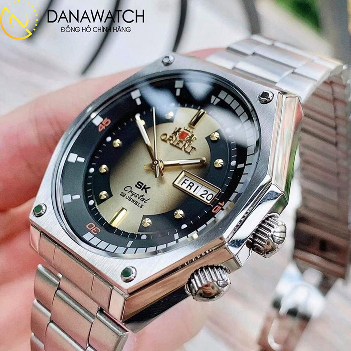 Cận cảnh mặt số vàng ấn tượng của đồng hồ SK nam chính hãng