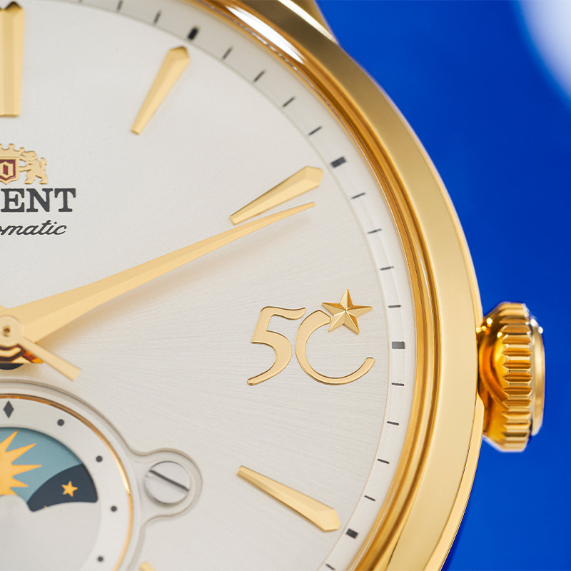 Cận cảnh mặt số đồng hồ Orient phiên bản đặc biệt RA-AS0105S30B với biểu tượng Ngôi sao Việt 50 năm thống nhất.