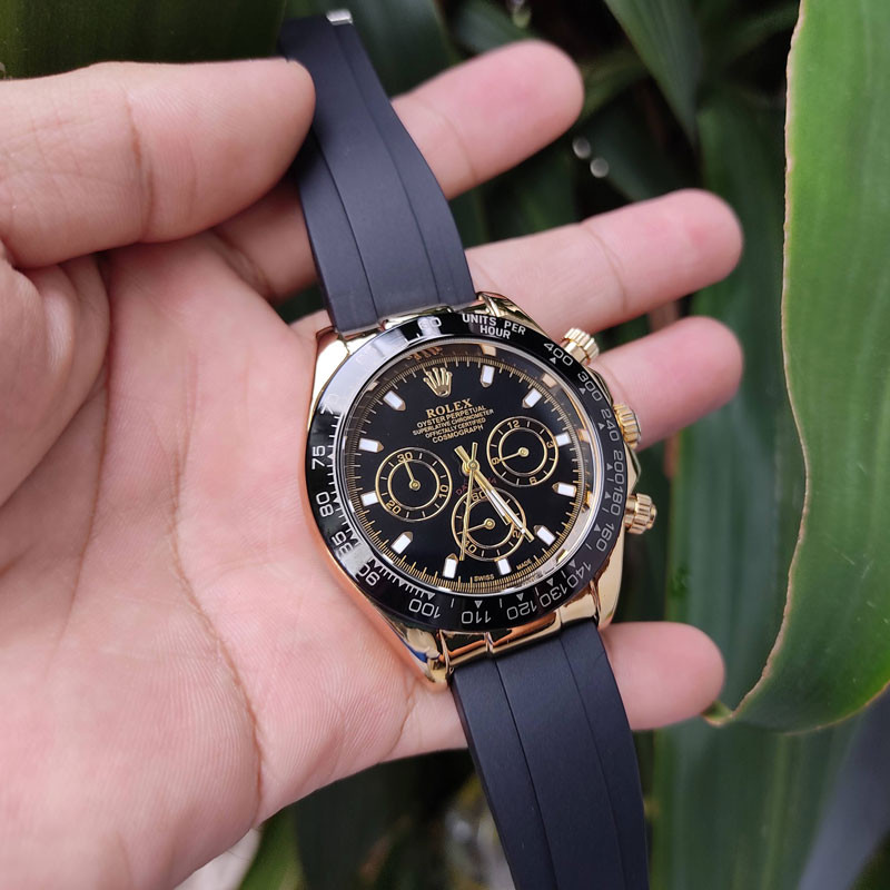 Mẫu đồng hồ Swiss Made giá rẻ với dây cao su bền bỉ