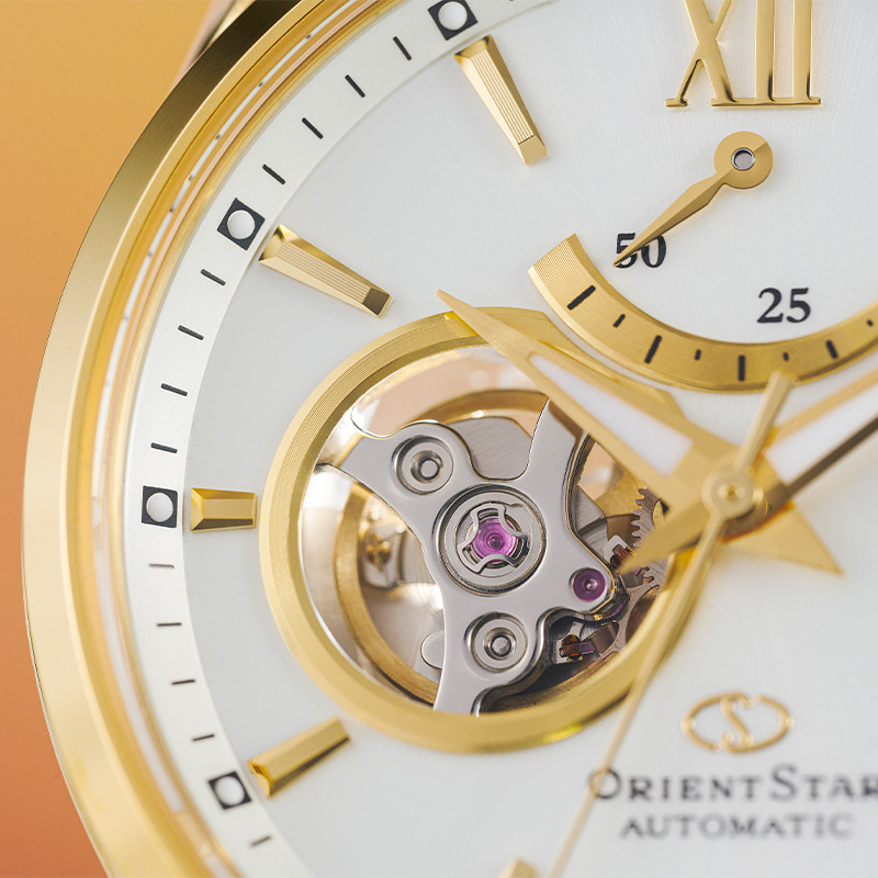 Bộ sản phẩm đồng hồ Orient giới hạn bao gồm dây đeo phụ và hộp gỗ sang trọng