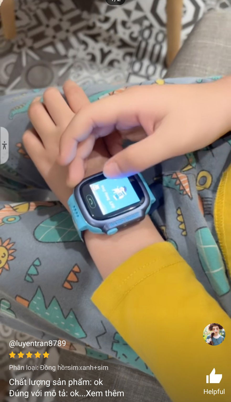 Bé gái sử dụng đồng hồ thông minh định vị trẻ em BabyKid