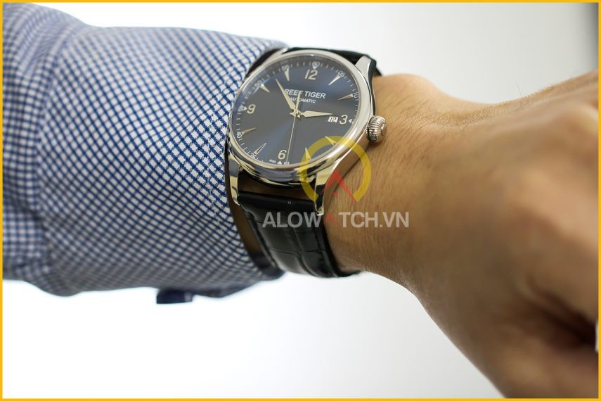 Đồng hồ Reef Tiger với thiết kế phức tạp và mạnh mẽ