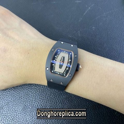 Hình ảnh minh họa cách đeo đồng hồ Richard Mille phù hợp với độ tuổi và cá tính riêng.
