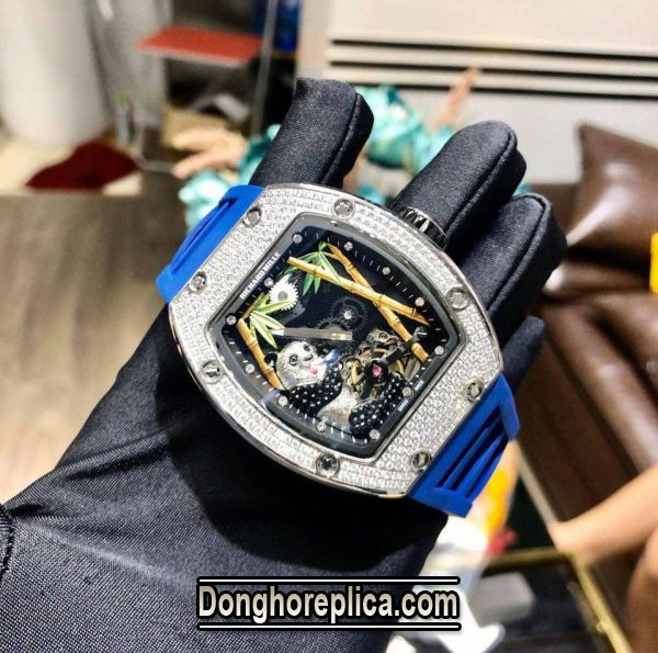 Hướng dẫn chuyên sâu về cách đeo và tháo dây cao su đồng hồ Richard Mille một cách chuẩn xác.