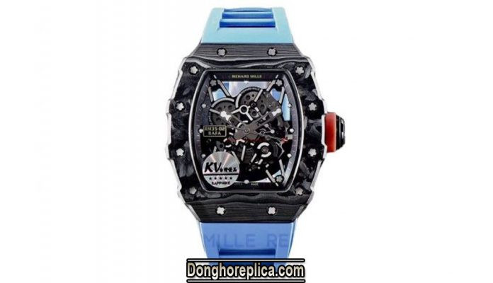 Lưu ý quan trọng về cách đeo đồng hồ Richard Mille: Tránh chọn kích thước mặt quá lớn so với cổ tay.