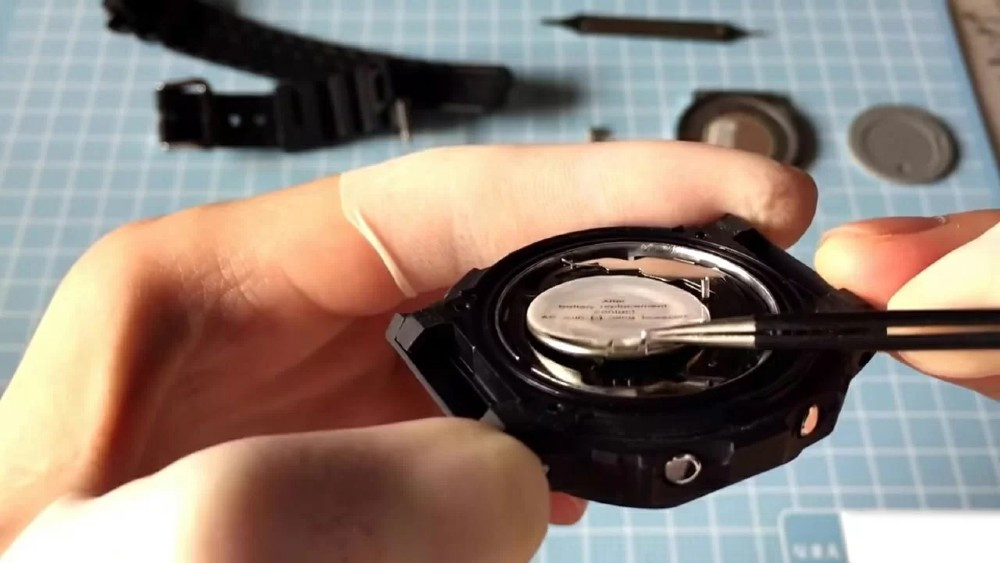 Giao diện đồng hồ G-Shock hiển thị thông tin, nhắc nhở tầm quan trọng của việc thay pin định kỳ.