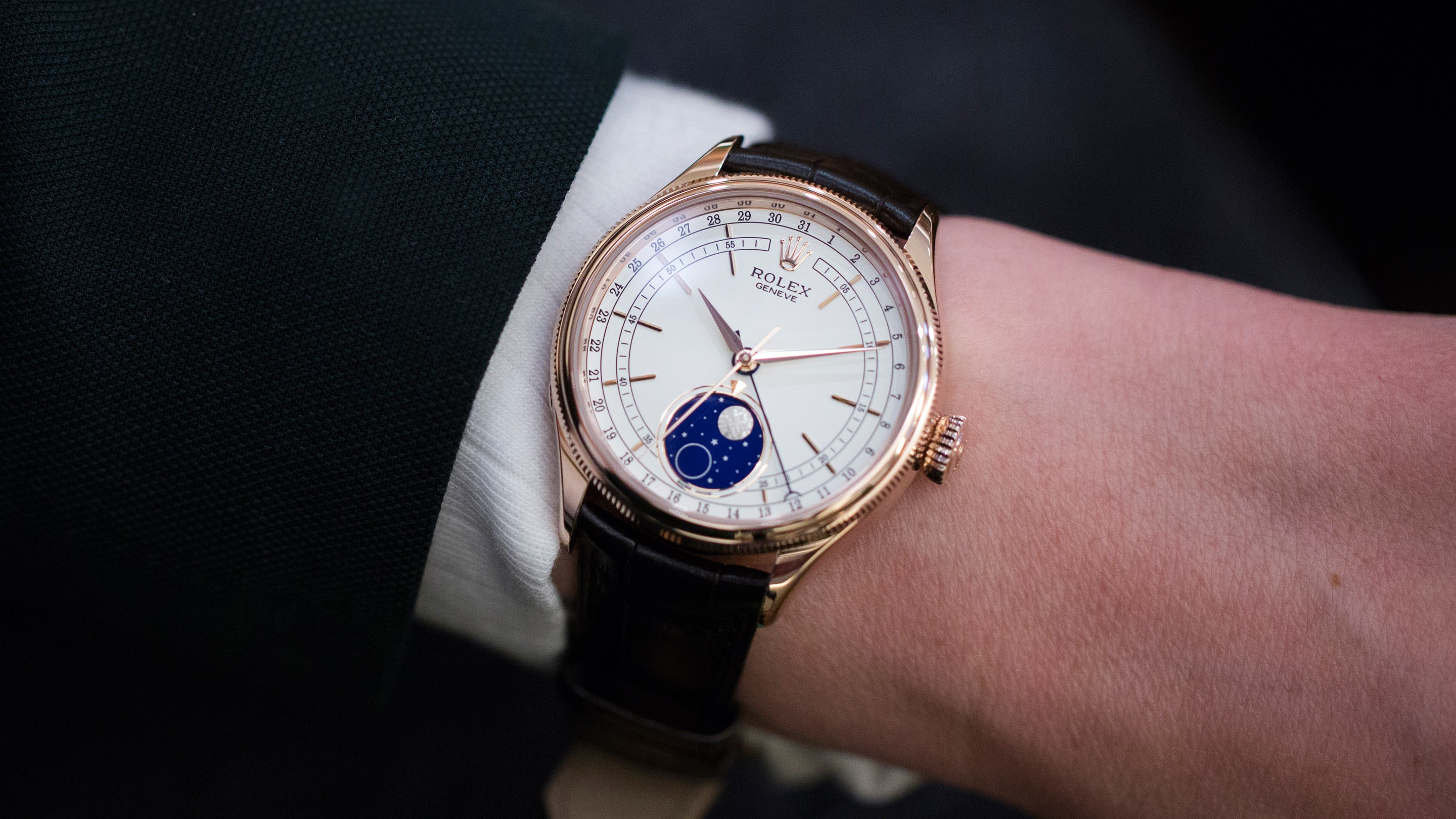 Đồng hồ Rolex Cellini Moonphase 50535 đeo trên cổ tay, thể hiện sự thoải mái và đẳng cấp