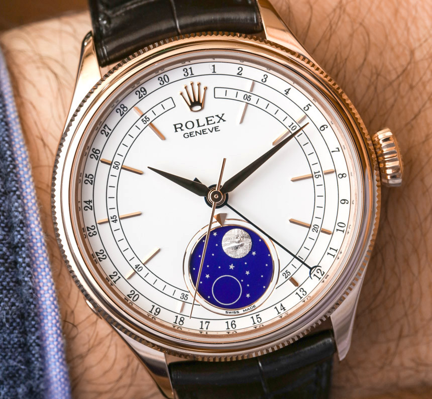 Mặt sau của đồng hồ Rolex Cellini Moonphase 50535, ẩn chứa bộ máy cơ khí phức tạp