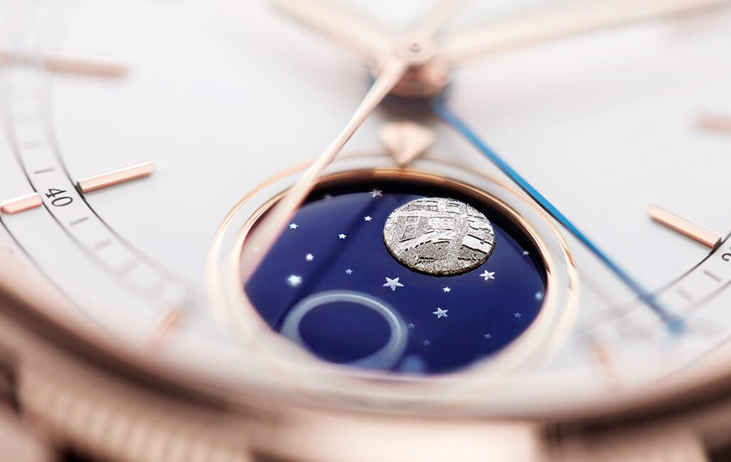 Mặt bên của đồng hồ Rolex Cellini Moonphase 50535 với vành bezel kép và núm vặn