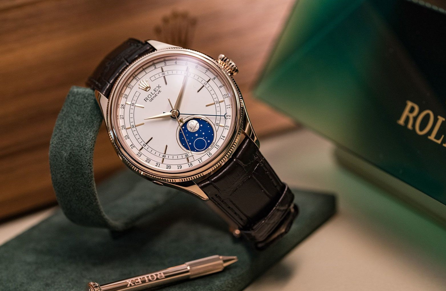 Đồng hồ Rolex Cellini Moonphase 50535 trên tay, thể hiện sự thanh lịch và vừa vặn
