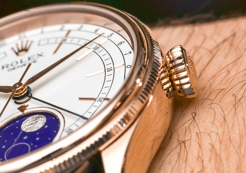 Cận cảnh chi tiết vạch chia phút và kim giờ của Rolex Cellini Moonphase 50535
