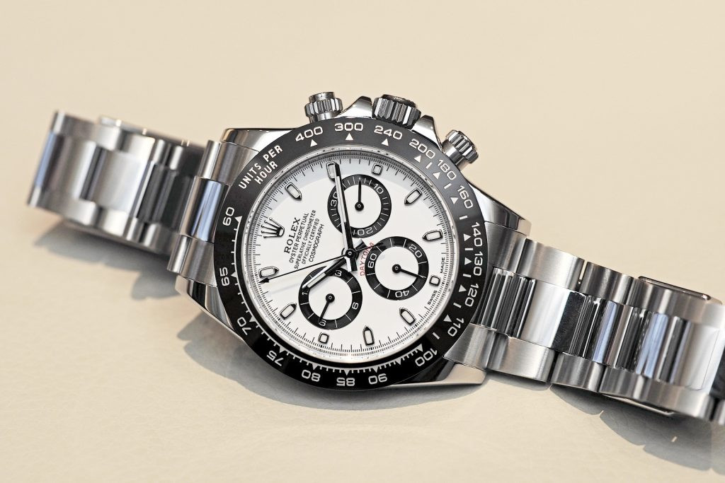 Cận cảnh mẫu đồng hồ Rolex Daytona 116500LN với mặt số đen và viền ceramic, thiết kế thép không gỉ sang trọng.