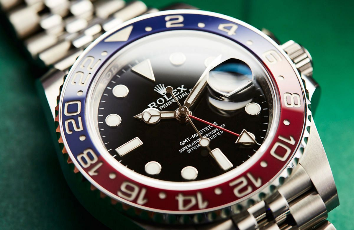 Vành bezel Cerachrom xanh đỏ nổi bật của đồng hồ Rolex GMT-Master II