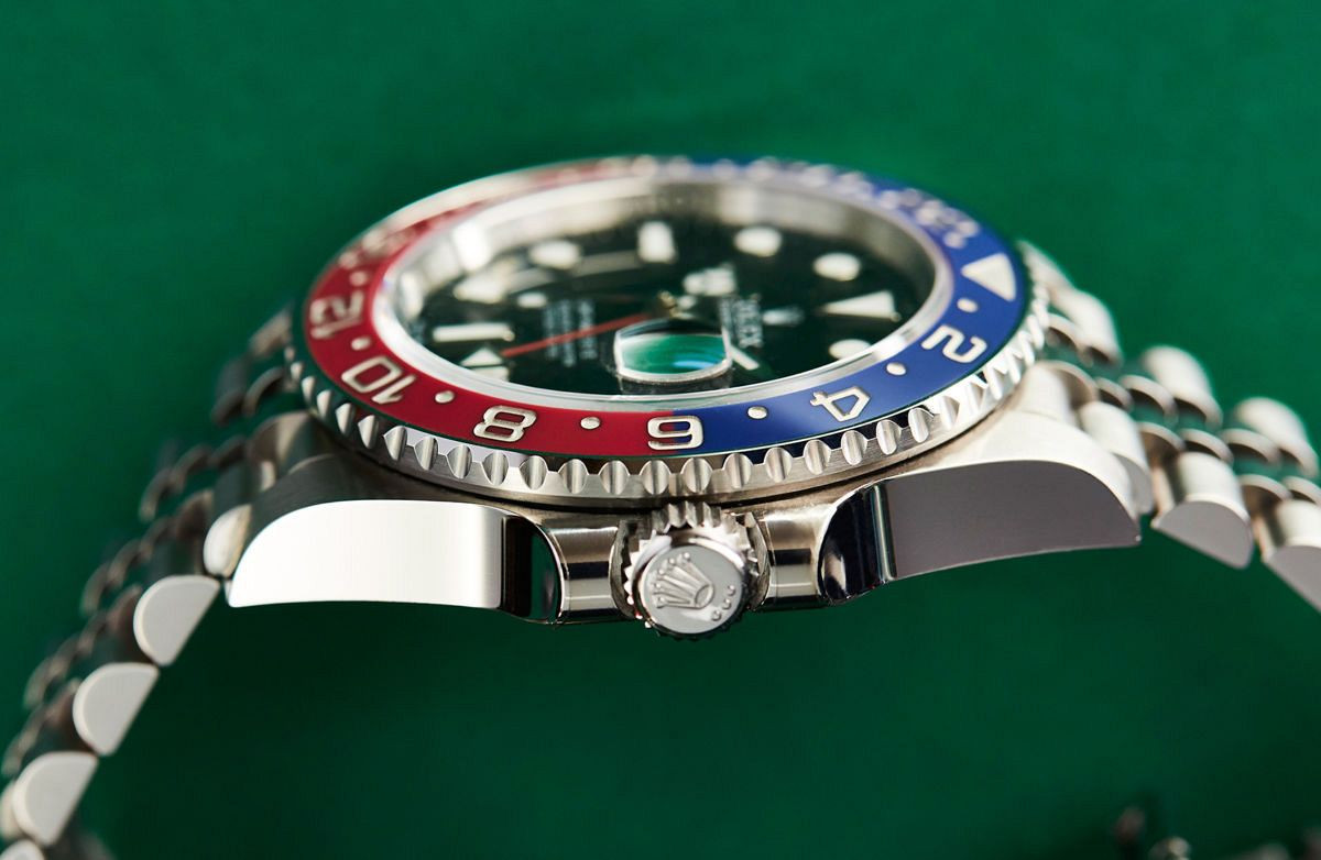 Thiết kế càng nối dây mỏng gọn của đồng hồ Rolex GMT-Master II Pepsi