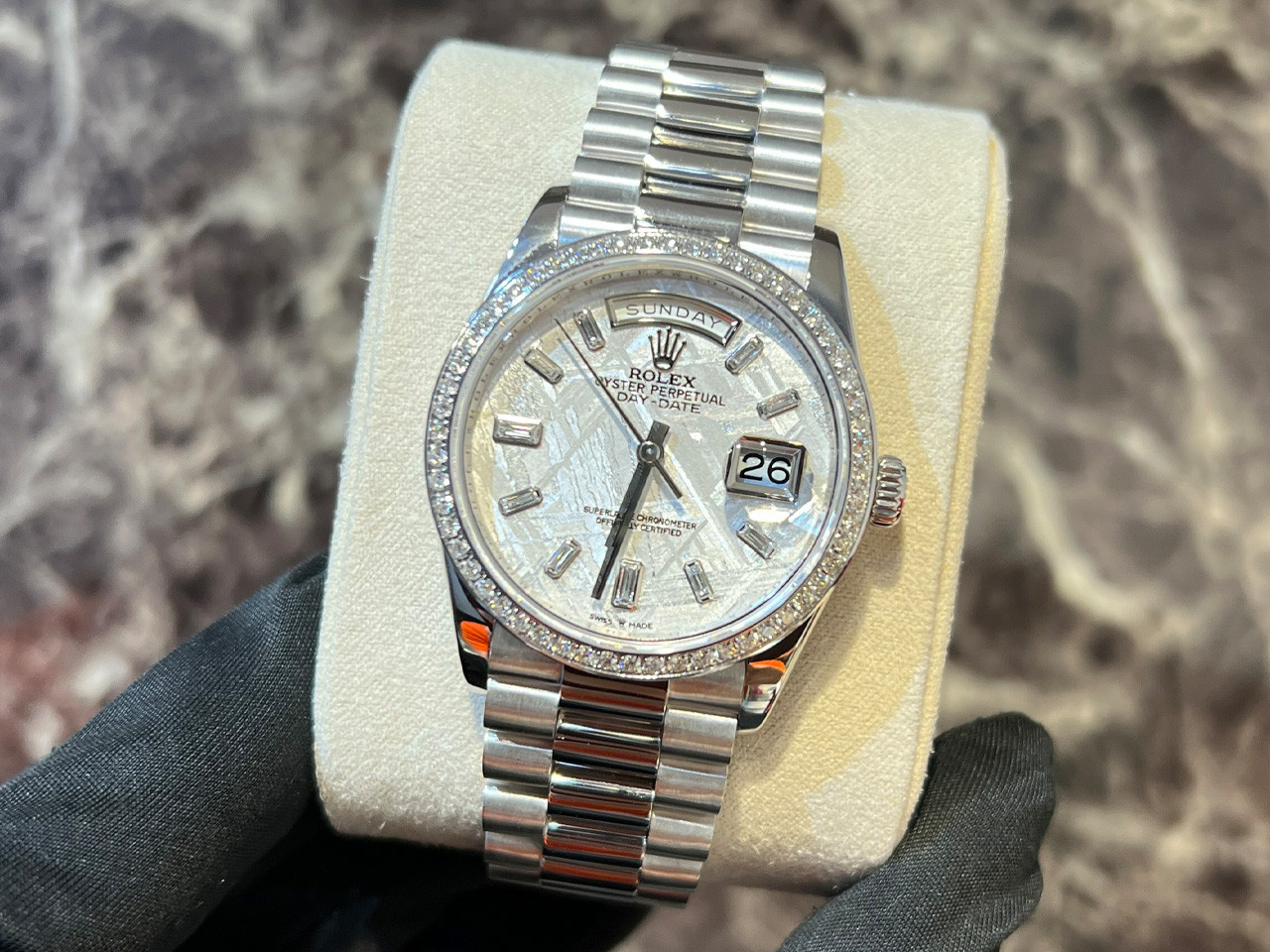 Chiếc đồng hồ Rolex Replica tinh xảo trên một bề mặt phản chiếu