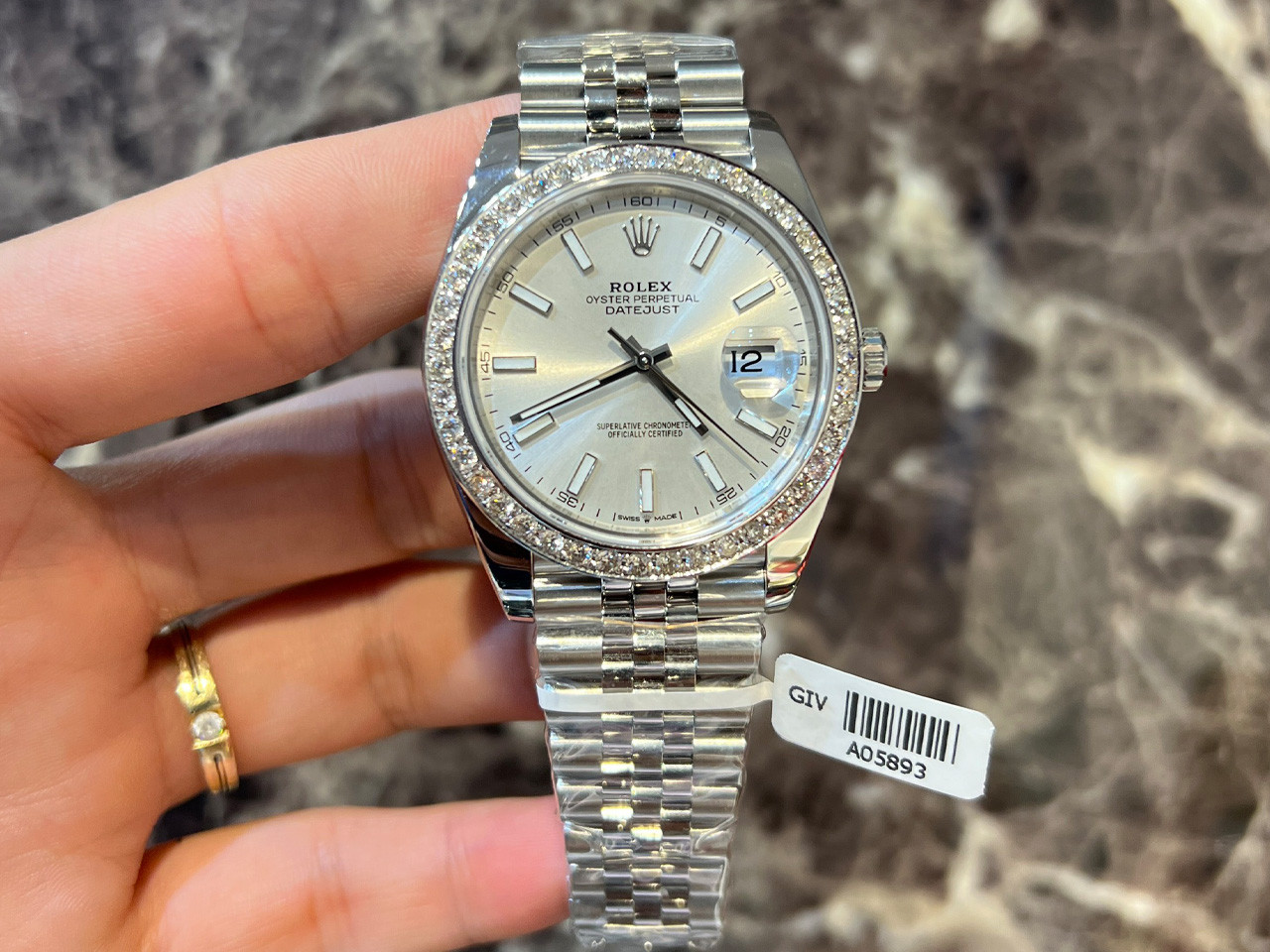 Đồng hồ Rolex Replica 1:1 màu vàng đồng trên cổ tay nam giới
