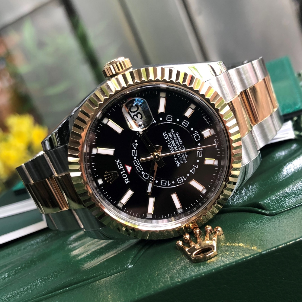 Đồng hồ Rolex Sky-Dweller 326933 mặt số đen Rolesor, một trong các dòng đồng hồ của Rolex dành cho người thường xuyên di chuyển