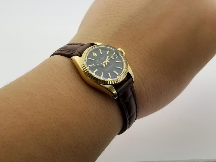 Đồng Hồ Rolex Nữ Dây Da Chính Hãng: Biểu Tượng Của Đẳng Cấp và Phong Cách