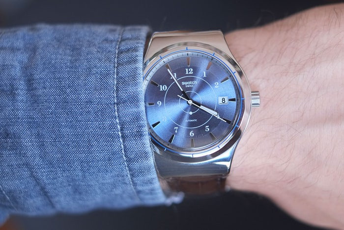 Bộ sưu tập đồng hồ Swatch Swiss đa dạng, đại diện cho phân khúc đồng hồ hàng hiệu bình dân