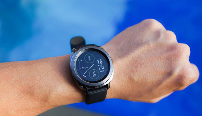 Thao tác vuốt và xoay vòng bezel trên đồng hồ thông minh Samsung Gear Sport