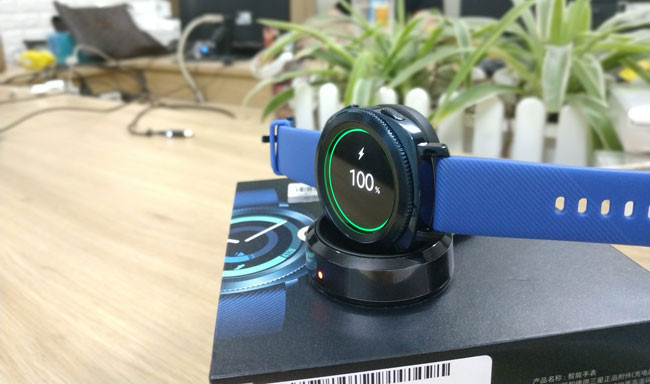 Đồng hồ thông minh Samsung Gear Sport kèm đế sạc không dây