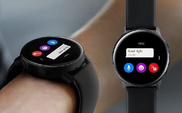 Màn hình AMOLED của đồng hồ thông minh Samsung Active hiển thị rõ ràng thông tin thời gian và trạng thái, dưới ánh sáng ban ngày.