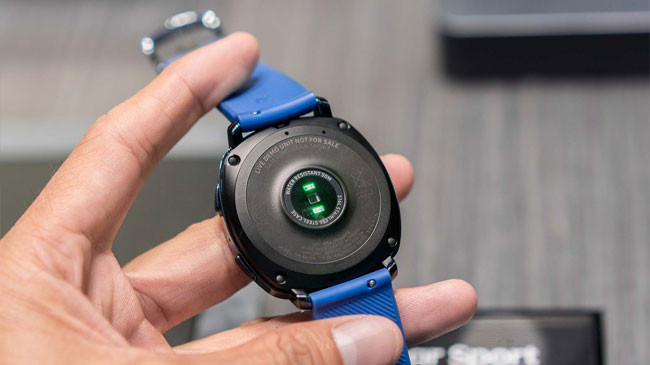 Đồng hồ thông minh Samsung Gear Sport theo dõi nhịp tim