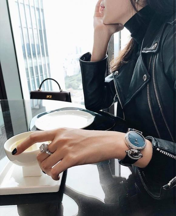 Huyền My đeo đồng hồ đính kim cương xa xỉ như Hồ Ngọc Hà