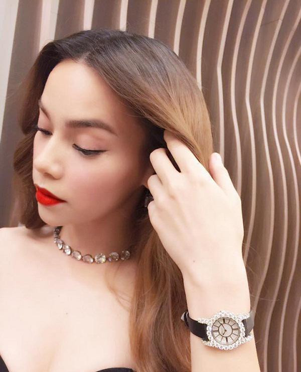 Hồ Ngọc Hà khoe đồng hồ đính kim cương 18 carat đẳng cấp