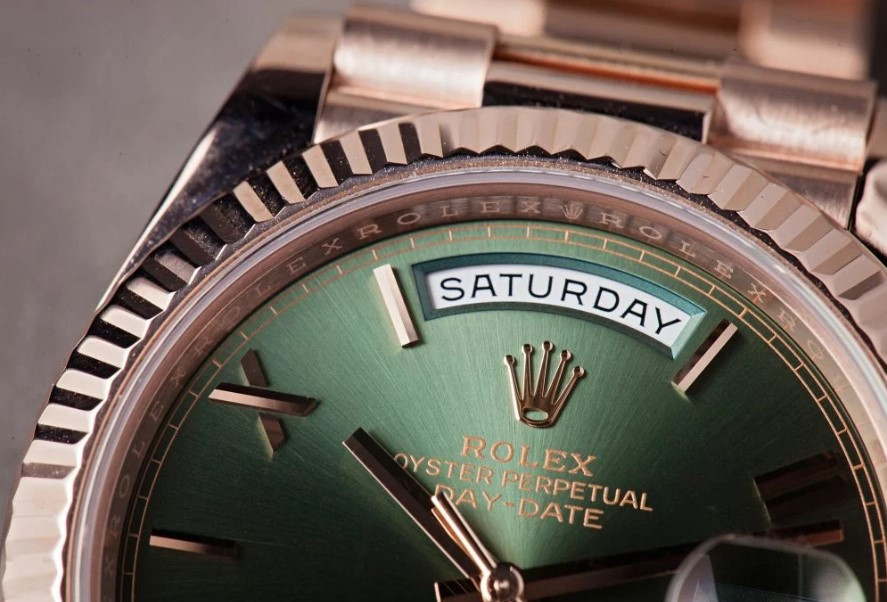 Chi tiết mặt số và núm vặn đồng hồ Rolex cao cấp
