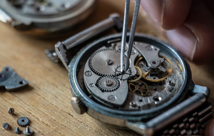 Bộ máy đồng hồ cơ với hàng trăm chi tiết tinh xảo cần sửa chữa đồng hồ cơ Đà Nẵng chuyên nghiệp