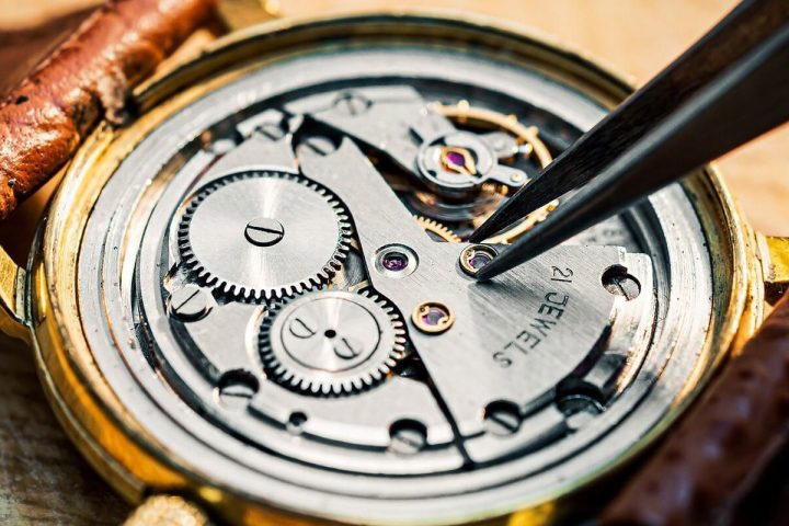 Bảng điều khiển và bộ phận bên trong đồng hồ cơ, minh họa cách sửa đồng hồ đeo tay bị sai giờ.