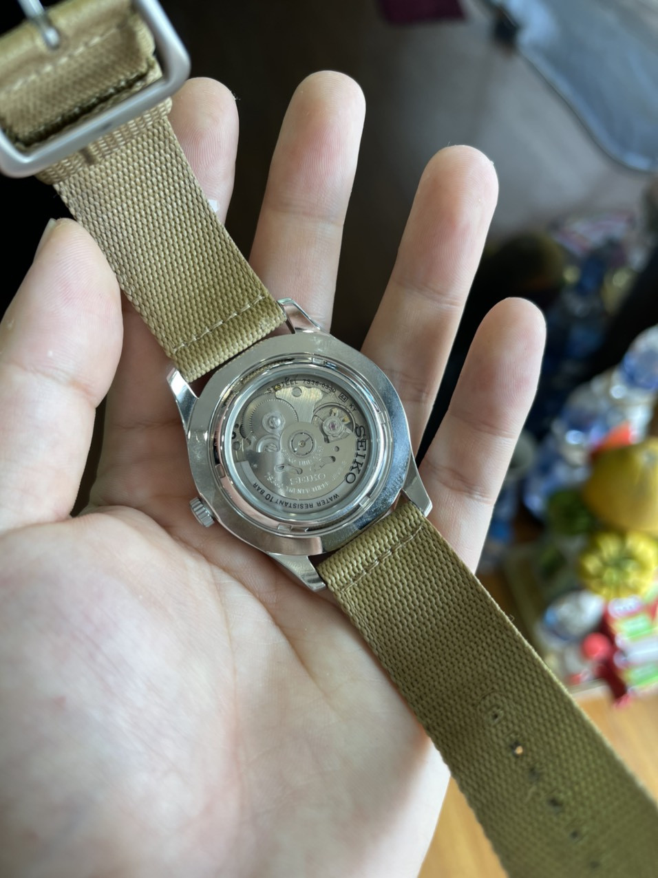 Cận cảnh mặt số và dây đeo của đồng hồ Seiko 5 42mm