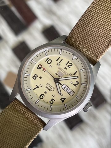 Seiko 5 42mm với dây đeo kim loại trên cổ tay