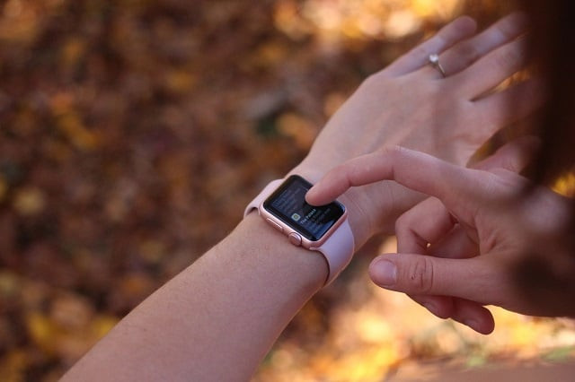 Nữ giới đeo Apple Watch Series 4, phụ kiện đồng hồ đẹp và sang trọng