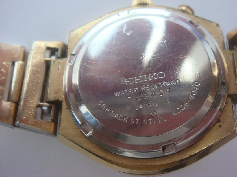 Đồng hồ Seiko với ký hiệu SGP khắc ở mặt đáy