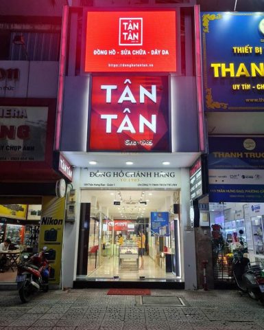 Quầy trưng bày tại một shop đồng hồ nam uy tín như Tân Tân, nổi bật với các mẫu mã đa dạng và chính hãng