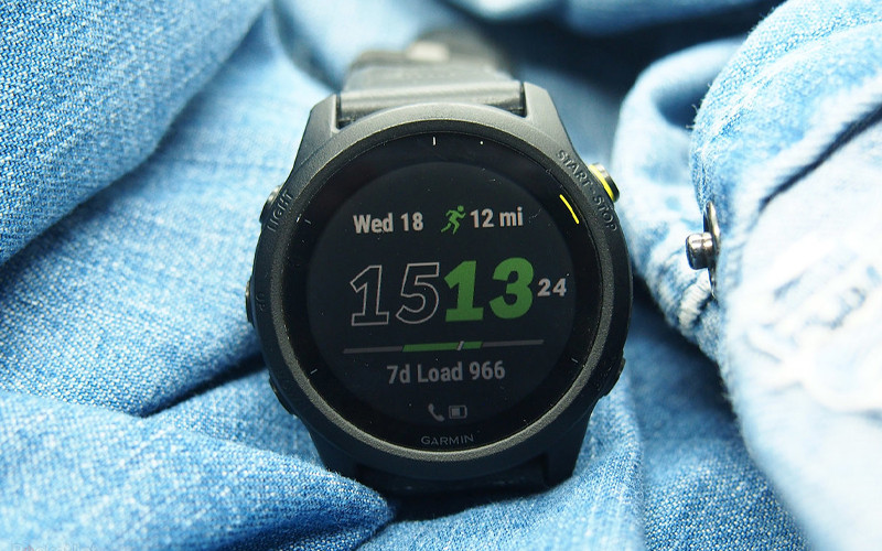Thiết kế đồng hồ Garmin năng động với mặt tròn và vật liệu bền bỉ