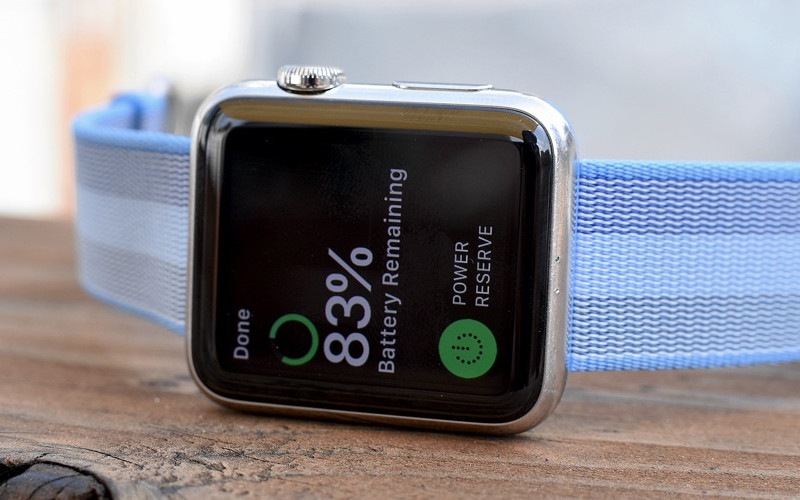 Đồng hồ Apple Watch có thời lượng pin từ 1 đến 2 ngày, cần sạc thường xuyên