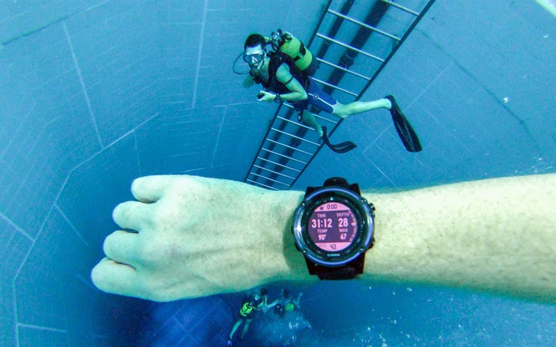 Đồng hồ Garmin có khả năng chống nước đa dạng, từ 5 ATM đến chuẩn Dive chuyên nghiệp