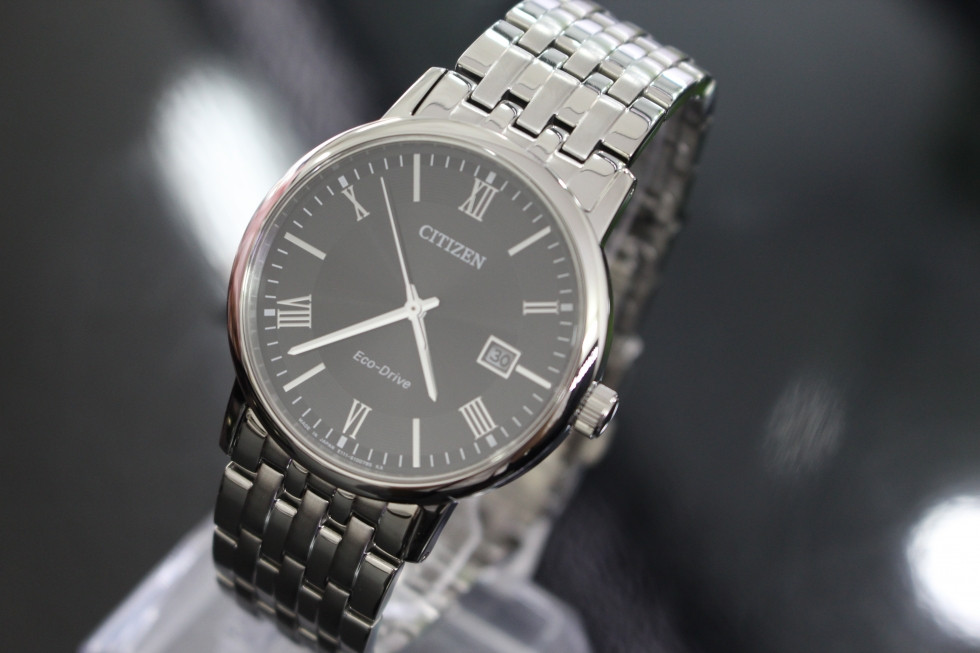 Mặt số đồng hồ Citizen Eco-Drive, thể hiện khả năng hấp thụ ánh sáng để tạo năng lượng, điểm nổi bật khi so sánh đồng hồ Citizen và Orient