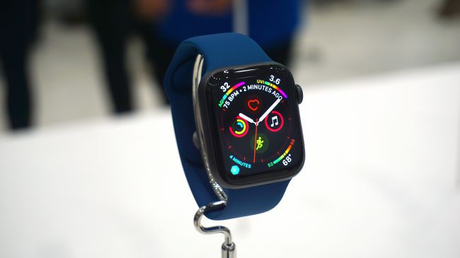 Mặt đồng hồ chính của Apple Watch Series 4 với 8 cụm chức năng tùy biến Infograph